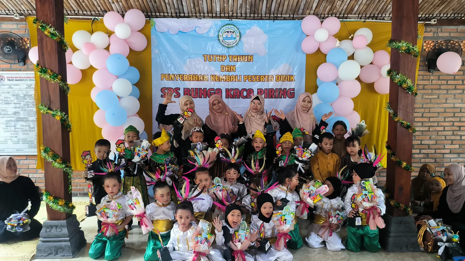 Anak-anak dan warga Padukuhan Salakan dalam kegiatan bersama