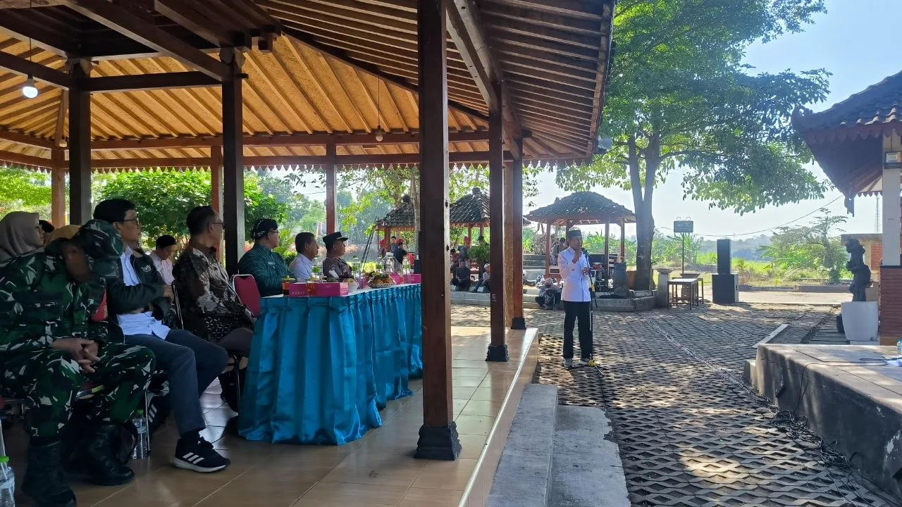 Panggung dan warga dalam dokumentasi kirab tradisi adat wiwitan di Sekar Mataram, Bulak Sawah Tengah
