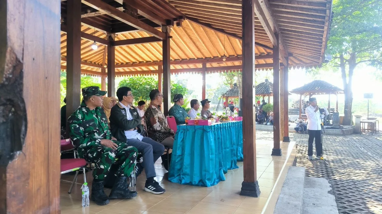 Warga dan peserta duduk bersama dalam suasana acara adat wiwitan di Sekar Mataram
