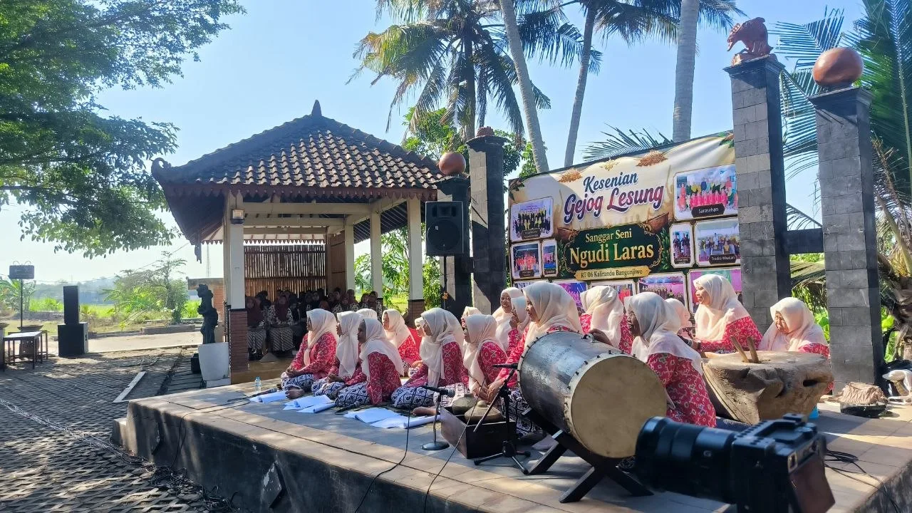 Suasana kirab dan acara adat wiwitan di Sekar Mataram, Bulak Sawah Tengah, dengan warga dan panggung kegiatan.