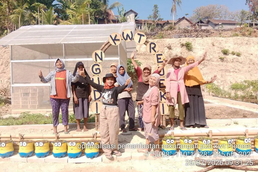 Anggota KWT Ngudi Rejeki Salakan RT 01 berfoto di area pemanfaatan pekarangan KWT Pioneer