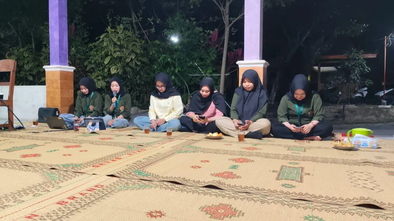 Mahasiswa KKG Ners saat menyampaikan paparan penutupan program pengabdian di Dukuh V Salakan