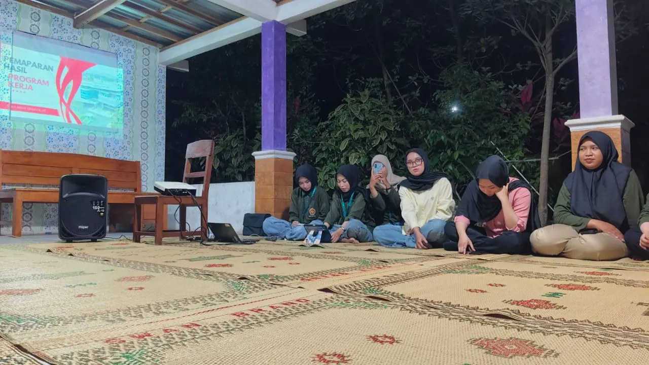 Mahasiswa KKG Ners memaparkan hasil program saat MMD ke-3 di Dukuh V Salakan pada 3 Juli 2026.