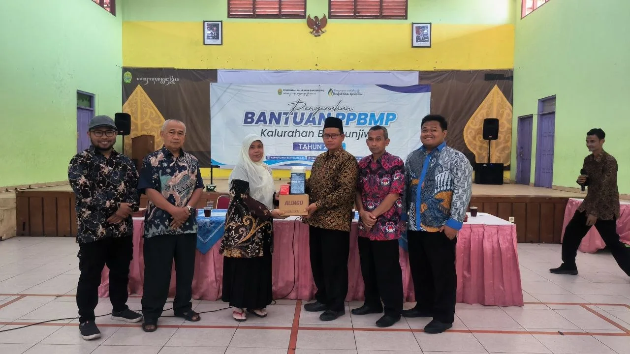 Penyerahan simbolis bantuan PPBMP Kalurahan Bangunjiwo Tahun 2026 untuk perwakilan padukuhan.