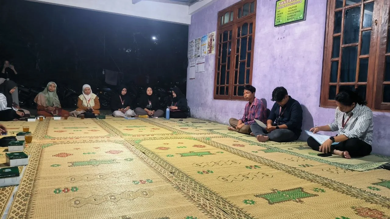 Mahasiswa KKN UMY mengikuti pertemuan bersama warga Padukuhan Salakan