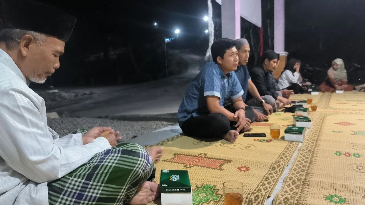 Tokoh masyarakat dan mahasiswa KKN UMY duduk bersama dalam acara perkenalan di Padukuhan Salakan