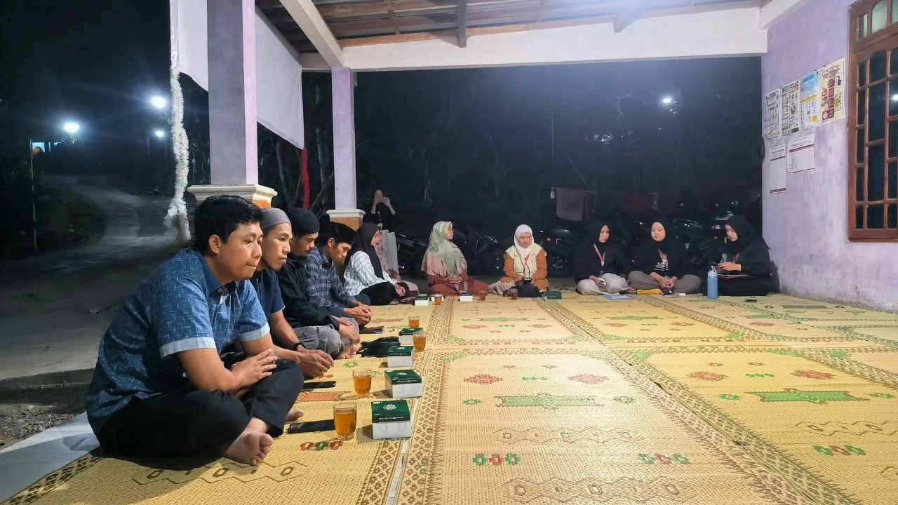 Pertemuan perkenalan mahasiswa KKN UMY bersama tokoh masyarakat dan lembaga Padukuhan Salakan pada malam hari.