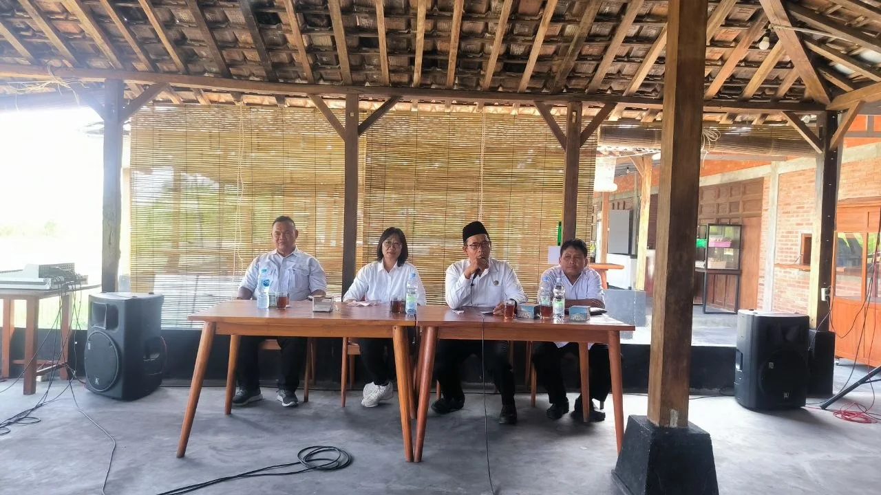 Pimpinan forum menyampaikan materi pada pertemuan rutin Pandu Kasihan di Bulak Pari View, Bangunjiwo.