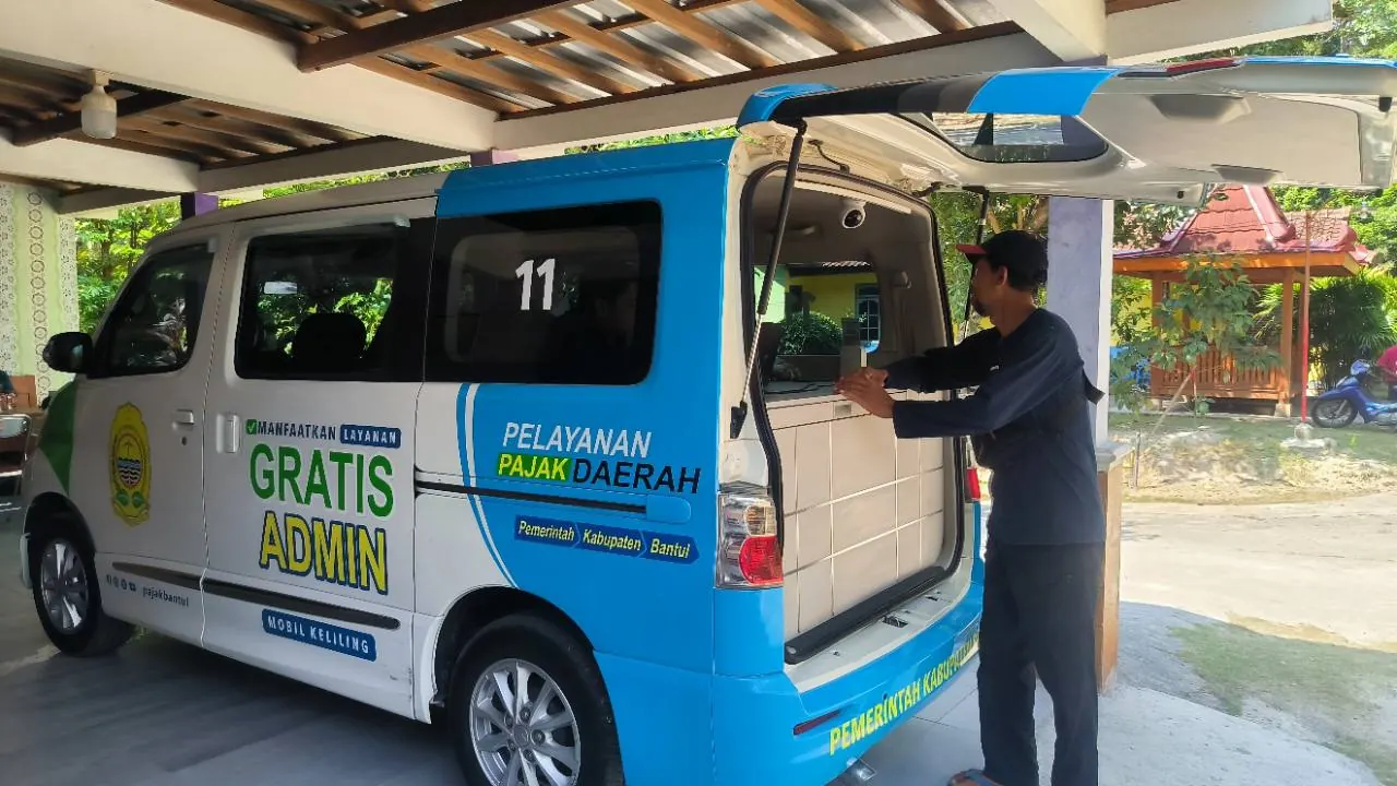 Mobil keliling pelayanan pajak daerah BPKPAD Kabupaten Bantul saat melayani pembayaran PBB di Padukuhan Salakan pada 4 Juli 2026.