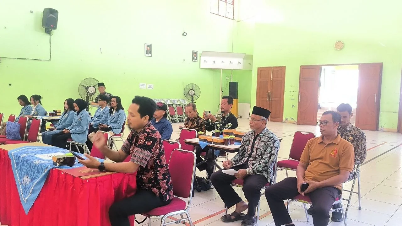 Peserta mengikuti penyerahan dosen dan mahasiswa Program P3WILSEN ISI Yogyakarta di gedung kegiatan Kalurahan Bangunjiwo