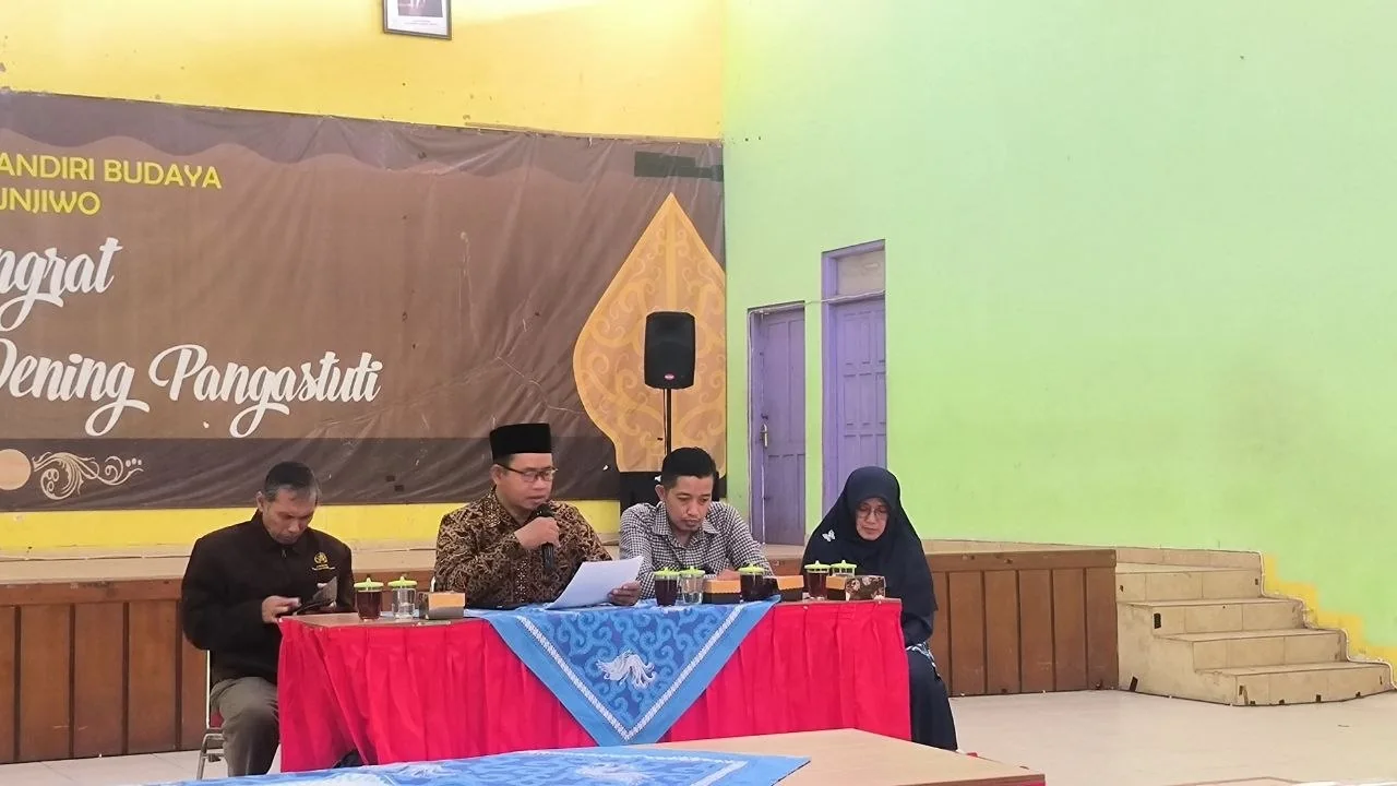 Meja panel penyerahan dosen dan mahasiswa Program P3WILSEN ISI Yogyakarta di Gedung Sastro Sukarno Kalurahan Bangunjiwo.