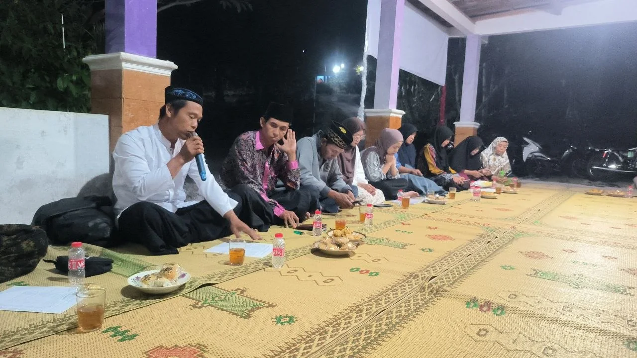Peserta rapat warga mengikuti pembahasan PPBMP di rumah Dukuh V Salakan