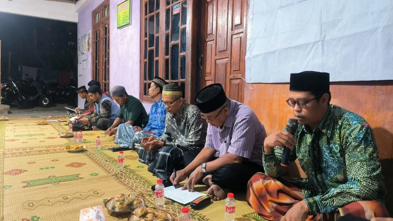 Rapat warga membahas persiapan tirakatan, upacara, jalan sehat, dan lomba 17-an