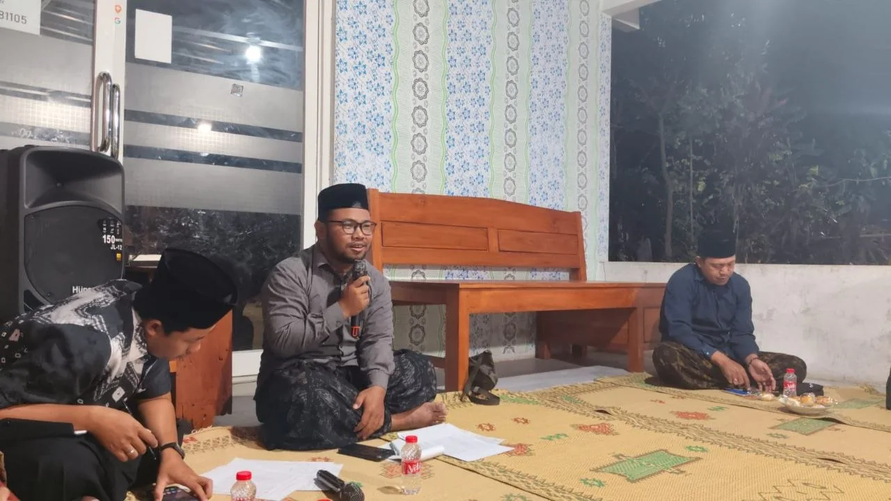 Rapat warga Dukuh V Salakan membahas PPBMP dan persiapan kegiatan HUT Kemerdekaan RI ke-81 pada malam hari.