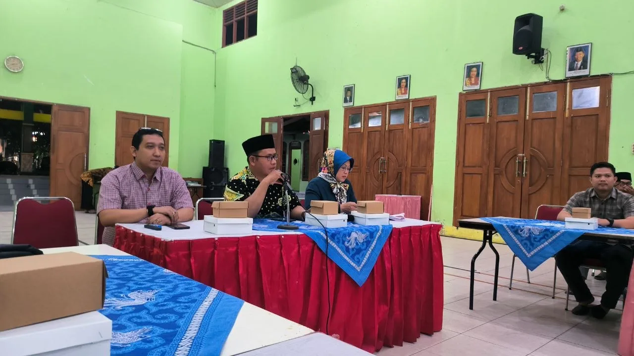 Suasana narasumber dalam sosialisasi standarisasi standar pelayanan di Kalurahan Bangunjiwo