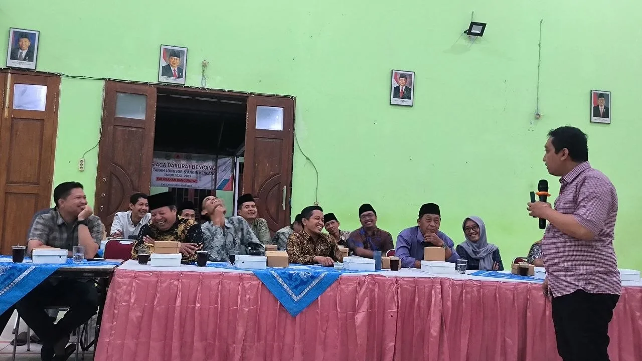 Ma'ruf Cahyadi Dukuh V Salakan berbicara dalam sosialisasi standarisasi standar pelayanan di Kalurahan Bangunjiwo.