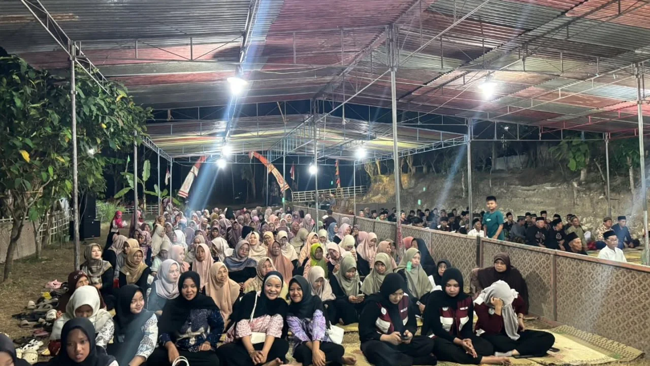 Warga mengikuti malam tirakatan Padukuhan Salakan di bawah tenda dengan suasana kebersamaan.