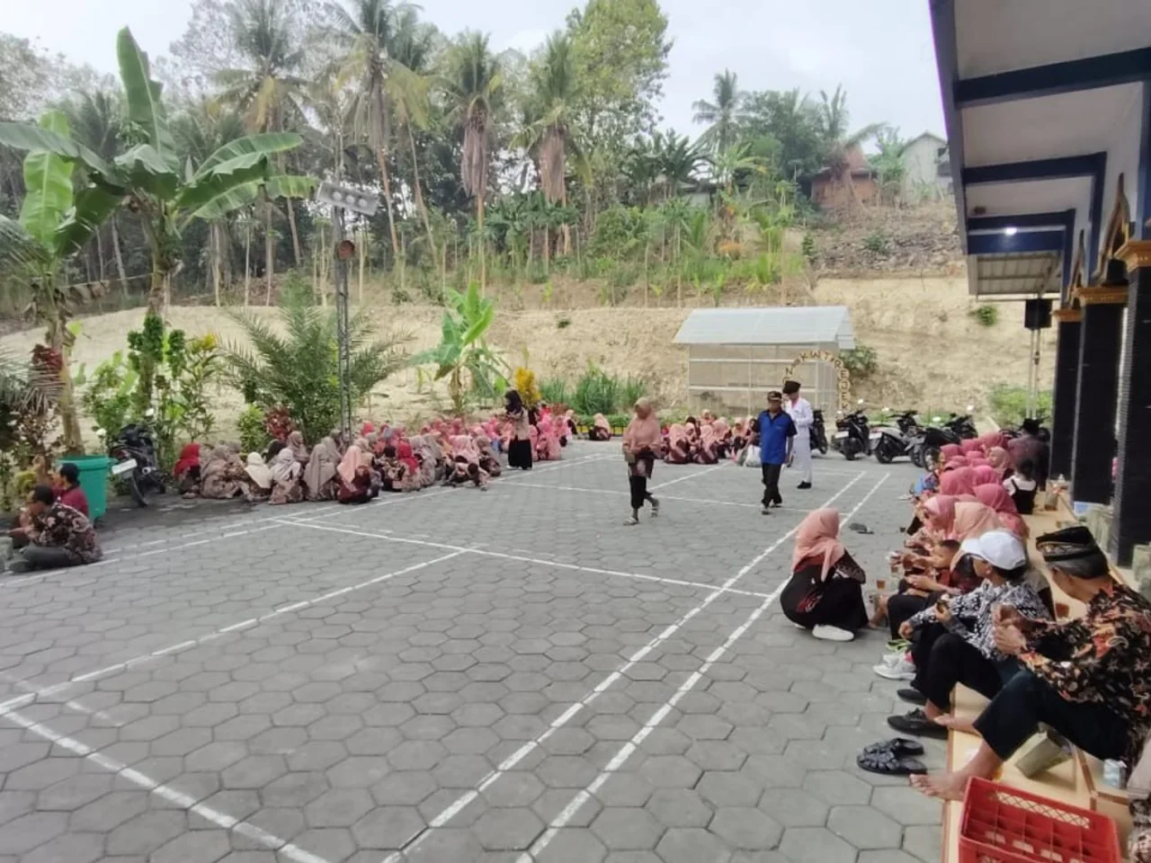 Peserta upacara duduk dan berkumpul di sekitar lapangan setelah rangkaian kegiatan