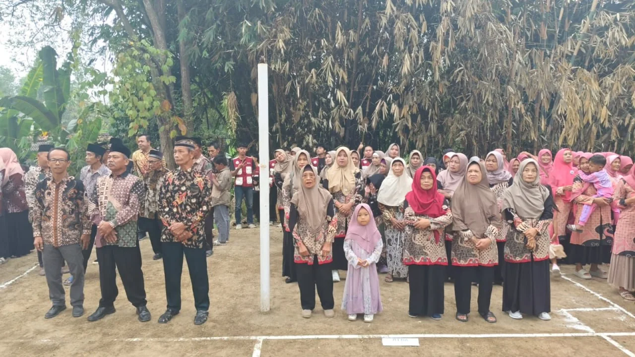 Warga Padukuhan Salakan berkumpul di dekat tiang bendera dalam Upacara HUT Kemerdekaan RI ke-81.