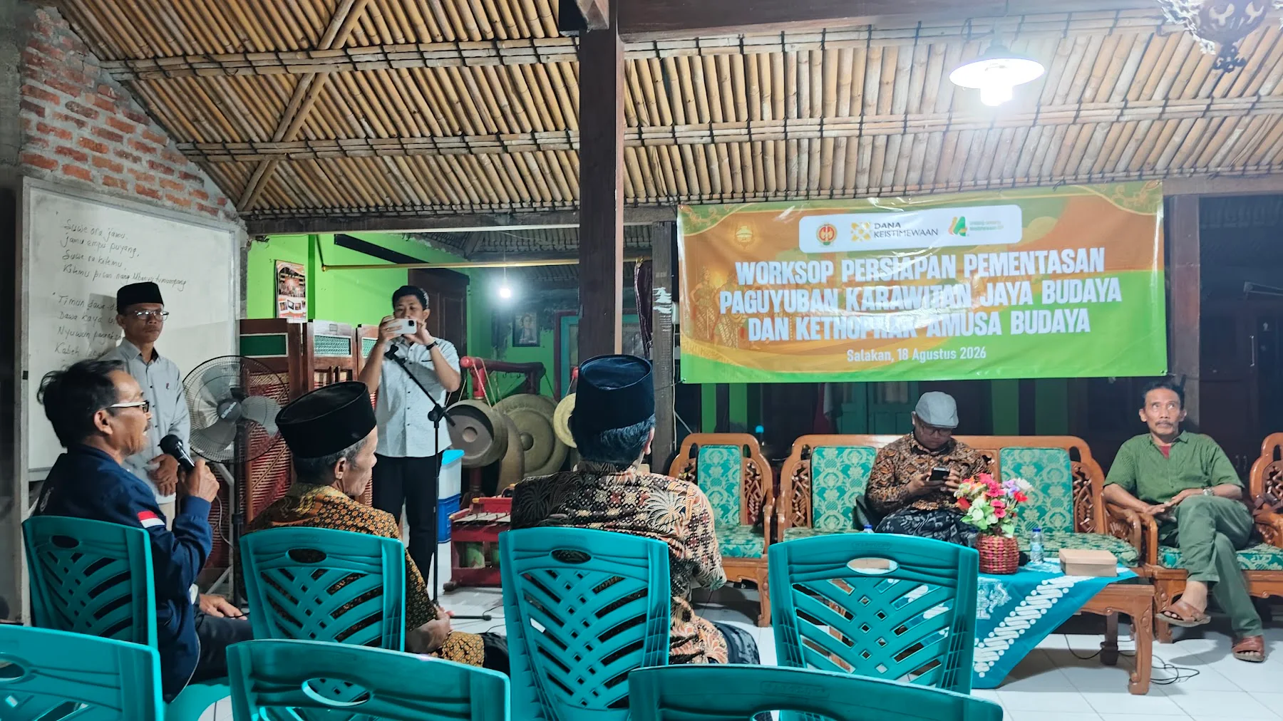 Pemateri menyampaikan penjelasan kepada peserta workshop
