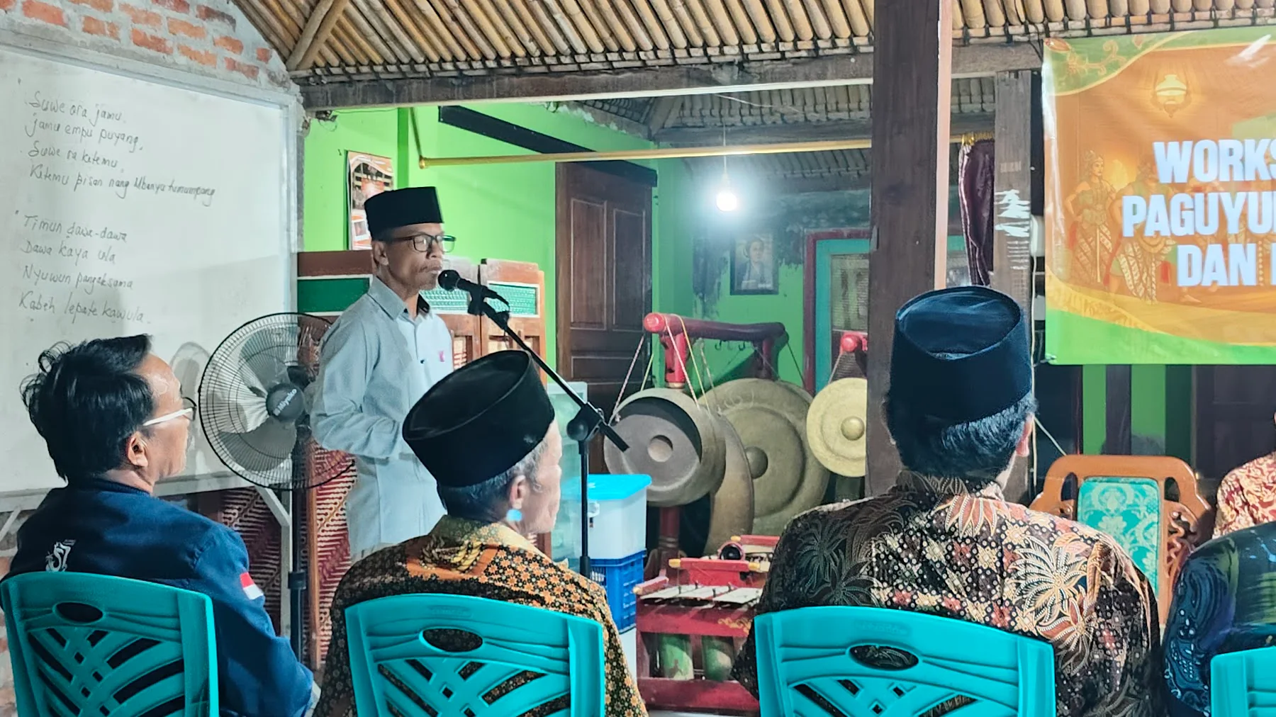 Peserta menyimak materi workshop di Pendhapa Jaya Perwita