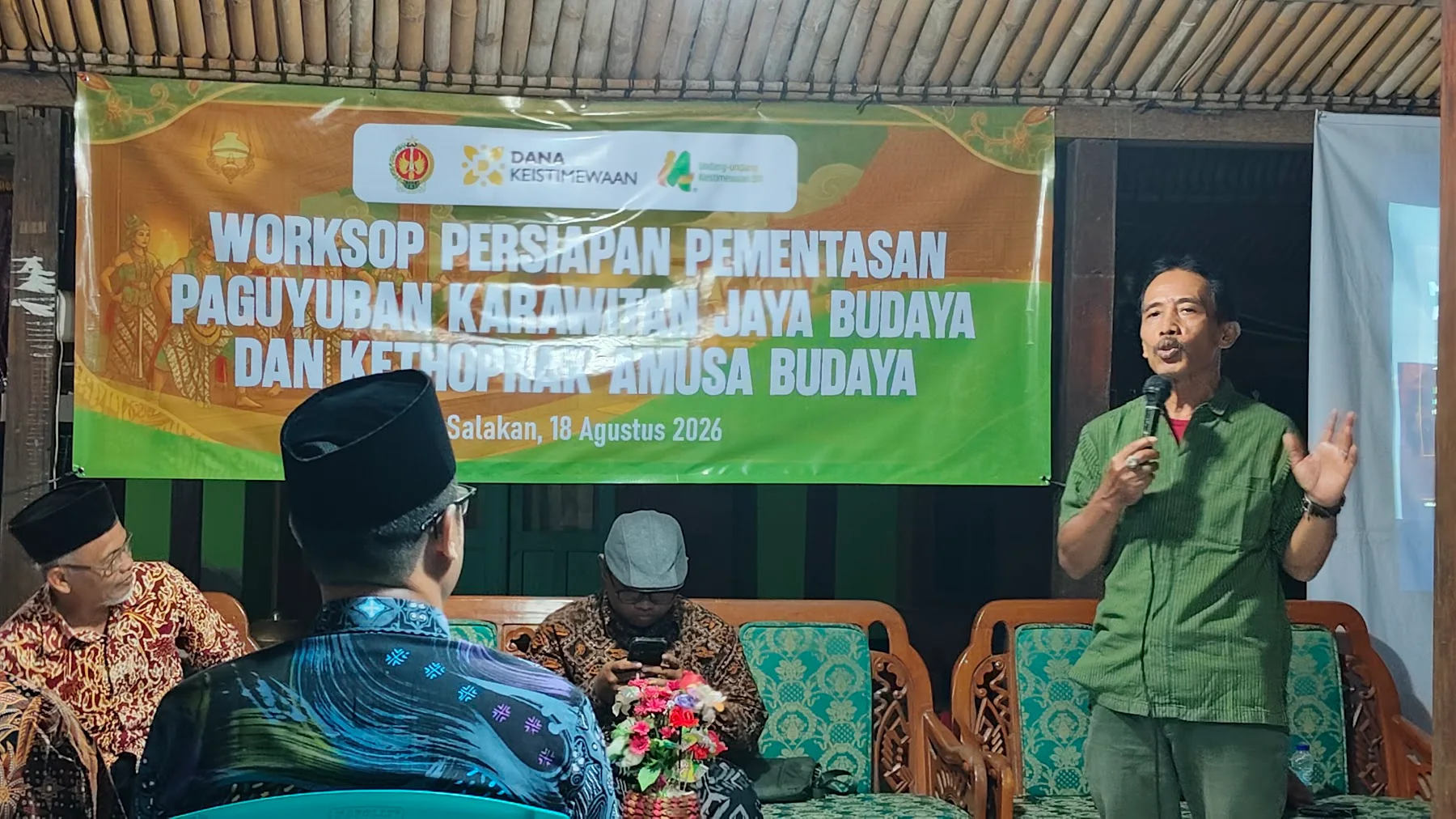 Suasana sesi workshop dan diskusi peserta tentang persiapan pementasan