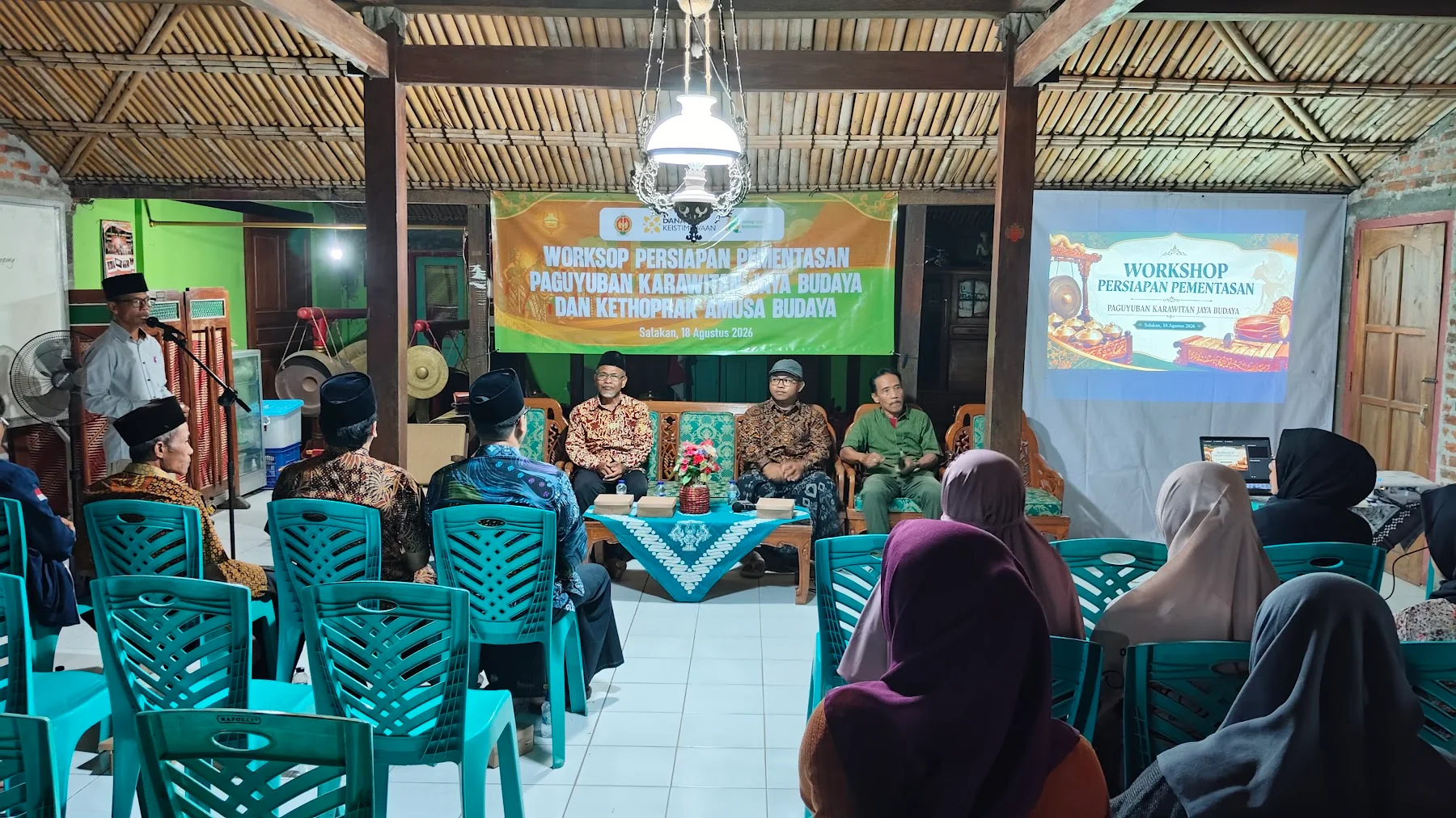 Peserta mengikuti workshop persiapan pementasan karawitan dan ketoprak di Pendhapa Jaya Perwita.